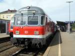 Ein noch unmodernisierter Silberlingsteuerwagen in Friedrichshafen Stadt. Er wird gleich als IRE nach Lindau fahren.