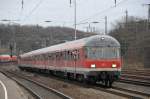 FC Bayern-Fans mit Karlsruher Triebwagen unterwegs zum Spiel gegen den 1 FC Kln. Ob die Stimmung nach dem Spiel auch noch so frhlich war ? Geschoben wurde der Sonderzug von 110 425-6. Aufgenommen am 05/02/2011 in Kln-West.