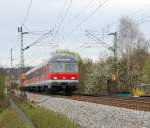  Sen  zeigt die Zugzielanzeige von diesem Karlsruher Steuerwagen, der am 10.4.2012 auf der Filsbahn bei Plochingen in Richtung Ulm unterwegs ist.