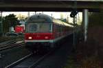Karlsruher Steuerwagen am Zugschluß eines RE4 Verstärkerzuges nach Aachen.
Der Zielanzeiger ist wohl schon für die Rückfahrt auf Düsseldorf gestellt.....
Korschenbroich den 19.12.2014