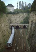 Anfang der 1980er Jahre schiebt eine 212 einen Nahverkehrszug mit einem führenden Steuerwagen vom Typ BDnf238 durch den Rauenthaler Tunnel in Wuppertal.