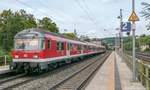 Eine RB nach Schweinfurt hielt am 12.8.09 in Veitshöchheim auf Gleis 1. Rechts sieht man die Gütergleise vom Rangierbahnhof und das Fahrdienstleiter-Stellwerk.