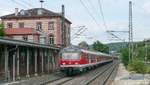 Der Bahnhof Veitshöchheim wurde in der Nähe einer königlichen Sommerresidenz mit Rokokogarten errichtet.