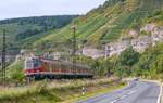 Steuerwagen voraus war am 12.8.09 eine RB südlich von Karlstadt im Maintal bei km 19,9 unterwegs. Die meisten Fotos in diesem Bereich werden  von den Weinhängen hinab ins Tal  gemacht. Aus der Froschperspektive sieht man die Schräglage der Züge in den Kurven besser. Zudem sind schon seit über 5 Jahren keine  Karlsruher Steuerwagen  im Maintal mehr unterwegs... 