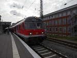 RB 65 Verstärker steht mit Karlsruher Kopf voraus in Münster Hbf und wird in Kürze nach Rheine aufbrechen.