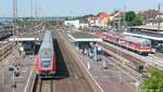 Schweinfurt Hbf, Blick von der  Bahnsteg -Brücke nach Westen auf die Bahnsteige am 24.6.10.