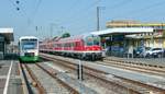 Blick nach Westen auf Schweinfurt Hbf am 24.6.10: Der EiB-VT 020 ist gerade aus Bad Kissingen auf Gleis 5 angekommen.