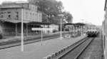 Schnappschuss aus dem Nahverkehrszug nach Mellrichstadt im Mai 1988: In Ebenhausen wartete auf Gleis 3 der Gegenzug nach Schweinfurt.