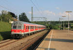 Am 31.07.2014 fährt RE Stuttgart-Würzburg angeführt von einem Karlsruher Kopf durch den Bahnhof Asperg.