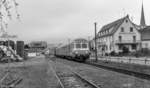 Eine am 14.4.89 typische Wendezug-Garnitur im Bahnhof Wegfurt. Untypisch für Nebenbahnen war, dass einige Züge über Bad Neustadt hinaus Schweinfurt ansteuerten. Wodurch die Loks wechselweise an beiden Zugenden fuhren.