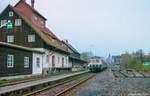 Blick nach Westen auf den Bahnhof Bischofsheim (Rhön) am 14.4.89. Das Schotterwerk am Streckenende (rechts neben der Kirche) stand noch, hatte aber schon keinen Gleisanschluss mehr. Dadurch waren auch die Abstellgleise im Bahnhof überflüssig geworden. 