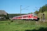 Ein Karlsruher Steuerwagen der RegionalBahn hach Geislingen (Steige)  ist hier am Kilometer 70,2 der Filsbahn zu sehen.