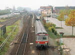 Blick auf den Bahnhof Kleve, wo gerade der Wendezug gen Niederlande abfährt. Der Steuerwagen 50.80.8253.522-2, ein BDnf735, wird geschoben von DB 212 238-0 als E-3778 (Kleve - Nijmegen). Aufnahme am 23.10.1988. Scanbild 94835, Kodak Ektacolor Gold.