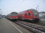 Ein Karlsruher- und ein Doppelstocksteuerwagen am 21.12.2007 in Landshut HBF.