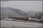 Eine RegionalBahn-Garnitur, gezogen von Tfz des Typs BR 218 ist am 27.12.07 unterwegs ber die Filsbahn (KBS 750) in Richtung Ulm, aufgenommen bei Urspring.