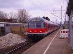 Die RB nach Hamburg-Altona trifft in Elmshorn ein.