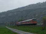 Regionalbahn nach Wrzburg mit einem Karlsruherkopf bei richtigem Mistwetter auf dem Weg nach Wrzburg hier kurz vor Thngersheim am 19.04.08