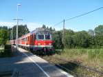 RE von Fssen zur Weiterfahrt nach Mnchen bei der Einfahrt in Leuterschach, August'07