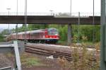 Einer der letzten seines Standes! Ein Karlsruher Steuerwagen mit Faltenbalg fhrt am 29.4.2009 als RB nach Wendlingen aus dem Bahnhof von Kirchheim/Teck aus. Auf dem weien Schildchen im Fhrerstand steht  Wendlingen - Oberlenningen . So ein Schildchen ist normalerweise nur an den Wagenenden in einem  Schaukasten  angebracht.