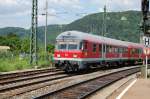 Einfahrt eines Karlsruher Steuerwagens mit noch funktionierendem Zugzielanzeiger in den Bahnhof von Geislingen am 27.5.2009.