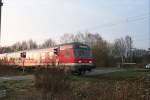 Am Abend des 26.3.05 verlsst der RE nach Minden gemchlich das Nienburger Stadtgebiet...
An der Spitze ein Steuerwagen der Bauart BDnrzf.