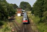 Eine 218er fhrt mit einer Wendezuggranitur am 21.07.2009 als RE nach Bad Kleinen in den Bahnhof von Schnberg (Mecklenburg) ein.