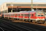 Die 111 128 schiebt den Karlsruher Steuerwagen als RE4 aus Dsseldorf HBF zum nchsten Halt Neuss, aufgenommen am 10.10.2009