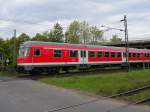 Ein Nahverkehrs-Steuerwagen an der Nienburger Stadtgrenze mit dem RE 14440 aus Hannover.