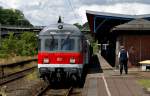 Eine Wendezuggarnitur wartet am 24.07.2009 in Flensburg auf neue Fahrgste und die Abfahrt nach Kiel Hbf.