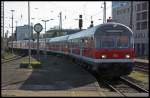 Einfahrender Silberling Park mit der 111 114 als Schublok bei viel Gegenlicht im Gleisbereich des Mnchengladbacher Hauptbahnhofes.