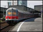 Ein Karlsruher n-Wagen der etwas lteren Sorte am RB35 in Duisburg Hbf, 08.07.2010