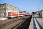 13.10.2010 15:46 Karlsruher Steuerwagen am Ende des eingefahrenen RE 16 aus Leipzig, im Endbahnhof Hof (Saale), Zuglok war Baureihe 218 468-7.