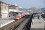 13.10.2010 15:51 Karlsruher Steuerwagen an der Spitze des RE 16 nach Reichenbach (Vogtland) Oberer Bahnhof, im Ausgangsbahnhofbahnhof Hof (Saale), Schublok war Baureihe 218 468-7.