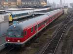 Mit dem Steuerwagen voraus wartet ein RE in Lindau HBf (Insel) auf Abfahrt (5.3.11), aufgenommen von der Fugngerbrcke...