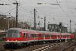 Ein Karlsruher Steuerwagen wurde am 2.4.12 von der 218 360 in den Bahnhof von Kln Messe/Deutz geschoben.