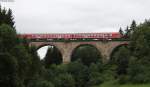 RE 22304 (Neustadt(Schwarzw)-Rottweil) mit Schublok 218 464-6 auch dem Mauchachviadukt 29.7.12