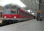 Ein Regionalexpress nach Aachen verlsst am 27. August 2012 mit fhrenden Karlsruher Steuerwagen den Klner Hbf.