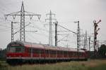 Eine 111er schiebt einen n-Wagenzug durch Neuss-Weienberg.
Aufgenommen am 18.6.12.