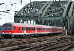 Regio mit Steuerwagen in Front beim Verlassen der Hohenzollernbrcke - 18.10.2012