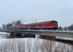 Eine RB mit einem Karlsruher Steuerwagen von Plattling nach Passau am 21.02.2009 auf der Isarbrcke in Plattling.