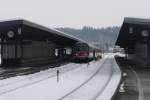 Am 13.02.13 steht eine Wendezuggarnitur  mit Karlsruher Steuerwagen als RB nach   Buchloe in Kempten(Allgu)Hbf und wartet  auf die Abfahrt.