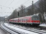 Eine RB Geislingen-Plochingen fhrt noch pnktlich in den ersten Halt Geislingen-West auf Gleis 103 ein.