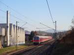 Am 12.3.14 schoss eine n-Wagen Garnitur mit 143 195 am Zugschluss durch Kirchentellinsfurt in Richtung Tübingen, was dann auch der nächste Halt des Zuges ist.