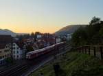 Eine Garnitur mit einem Karlsruher Kopf an der Spitze hat am Abend des 23.09.14 den Bahnhof Geislingen an der Steige verlassen und darf nun von 143 645 über die Steige geschubst werden.