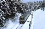 Eher selten waren auf der Dreiseenbahn Anfang Januar 1981 Wendezüge, hier erreicht eine 139 mit dem Steuerwagen voraus Altglashütten-Falkau