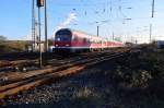 Karlsruher Steuerwagen voraus kommt ein RE8-Verstärkerzug nach Kaldenkirchen aus dem Bahnhof Grevenbroich gefahren.