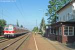 Am 13.9.07 hielt ein Wendezug auf dem Weg nach Nürnberg in Buttenheim gegenüber vom immer noch besetzten Empfangsgebäude. Die im Hintergrund sichtbare Schranke muss heute noch vor Ort mechanisch bedient werden.