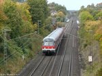 Blick von der Straßenbrücke nach Norden auf den Haltepunkt Burgbernheim-Wildbad am 5.10.11: Zwischen den neuen Bahnsteigen hat das Gleis Richtung Würzburg immer noch den Verschwenk, der bis 1978 dem alten Bahnsteig zwischen den Gleisen diente.