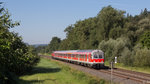 IRE 4204 fuhr am 04.08.2016 noch mit einem Karlsruher Kopf, geschoben von 218 432-3 durch den Schussentobel nahe Mochenwangen.