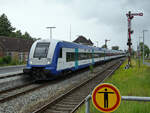 Die von 245 214-2 geschobene Married-Pair-Garnitur ist als RE60 in Richtung Hamburg-Altona unterwegs und ist hier Anfang Juni 2024 bei der Ankunft am Bahnhof in Niebüll zu sehen.